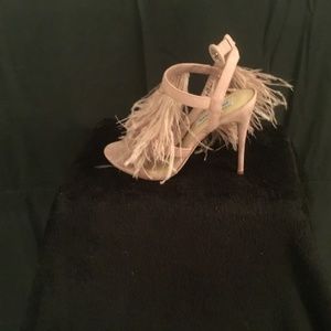 Steve Madden new Fefe  blush feather sandals size 8